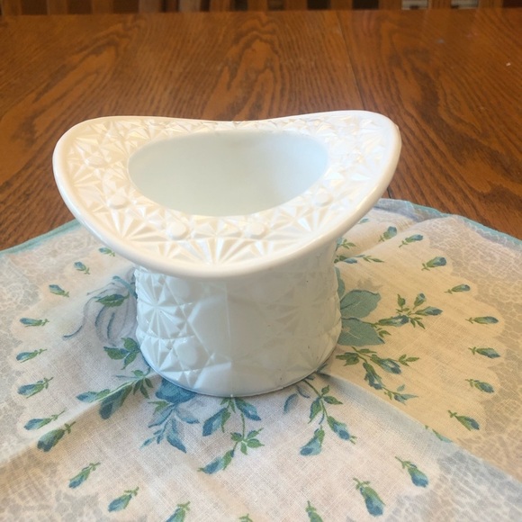 Fenton Top Hat White Daisy and Button Pattern - Picture 6 of 7